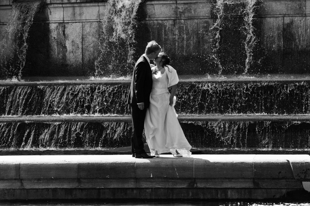 Hochzeitskuß am Springbrunnen vom Planetarium im Hamburger Stadtpark in Winterhude bei den Brautpaarfotos beim Hochzeitsfotograf Hamburg