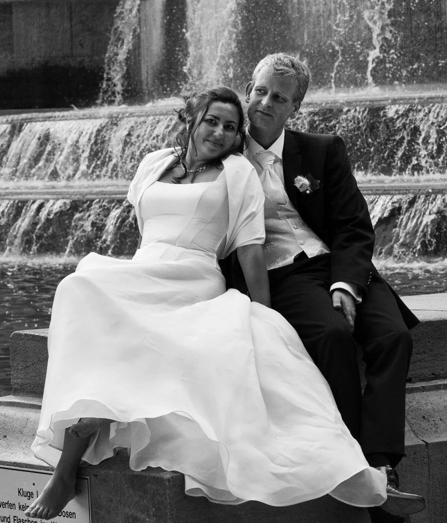 Hochzeitsportrait vor dem Springbrunnen am Planetarium im Hamburger Stadtpark bei den Brautpaarfotos beim Hochzeitsfotograf Hamburg