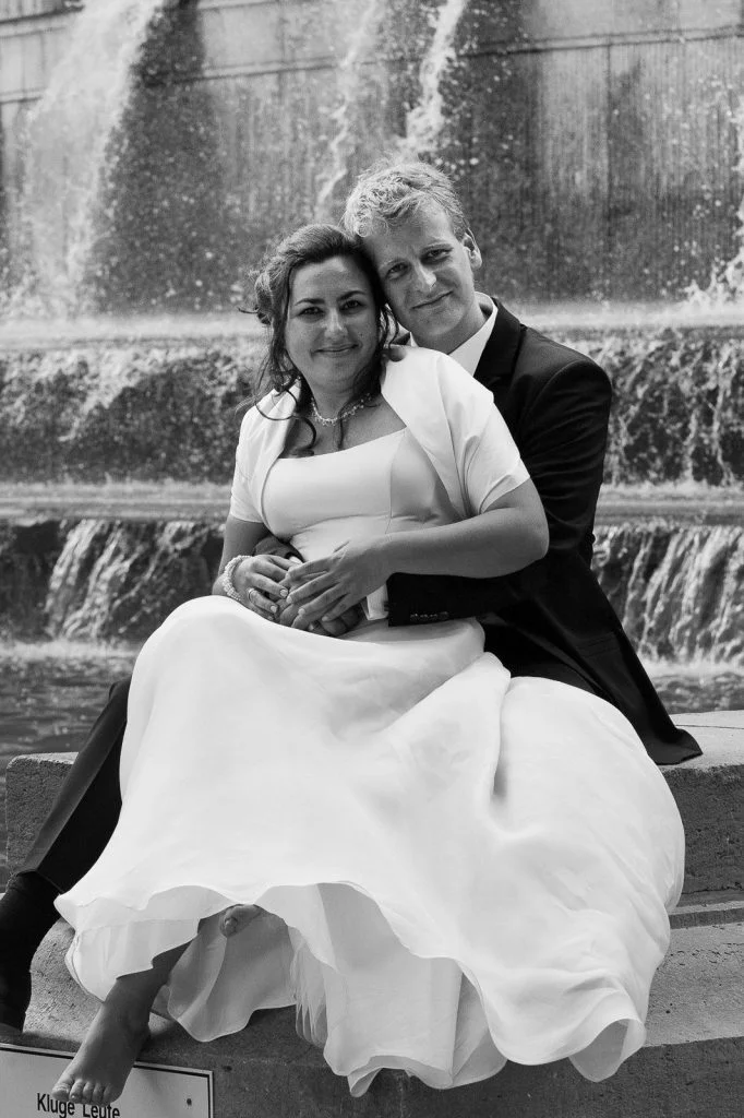 Hochzeitsportrait vor dem Springbrunnen am Planetarium im Stadtpark bei den Brautpaarfotos beim Hochzeitsfotograf Hamburg