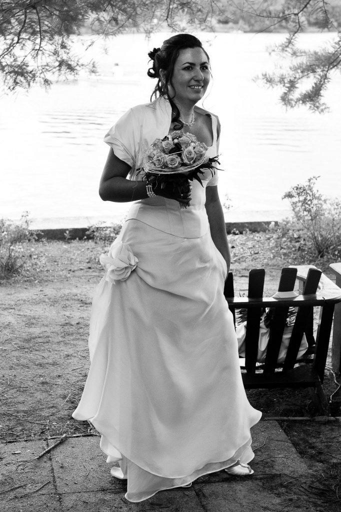 Braut mit Brautstrauß auf der Liebesinsel im Stadtparksee in Hamburg Winterhude bei den Brautpaarfotos beim Hochzeitsfotograf Hamburg