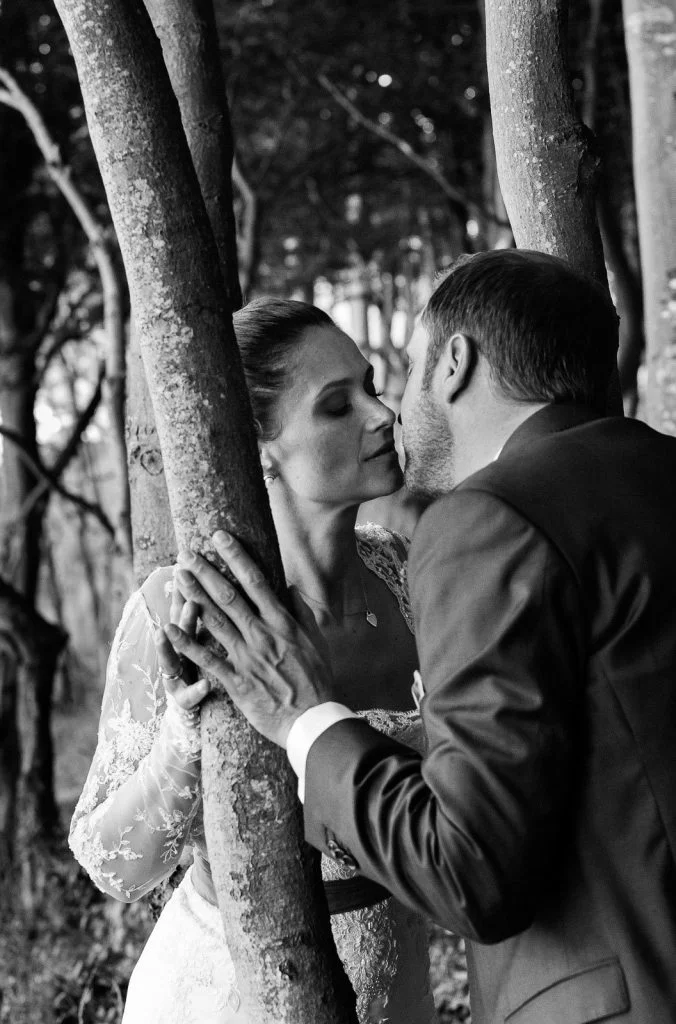 Romantischer Hochzeitskuß von Braut und Bräutigam im märchenhaften Hochuferwald am Weissenhäuser Strand an der Ostsee beim Hochzeitsfotograf Hamburg