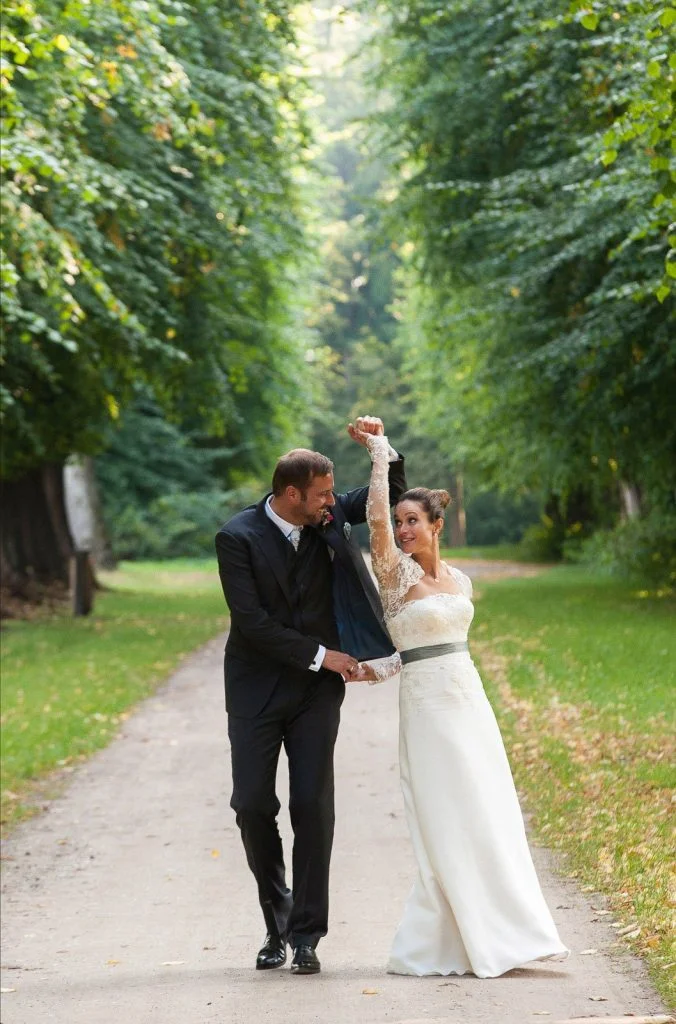 Hochzeitstanz im Park vom Schloß Weissenhaus Grand Village Resort am Weisssenhäuser Strand an der Ostsee beim Hochzeitsfotograf Hamburg