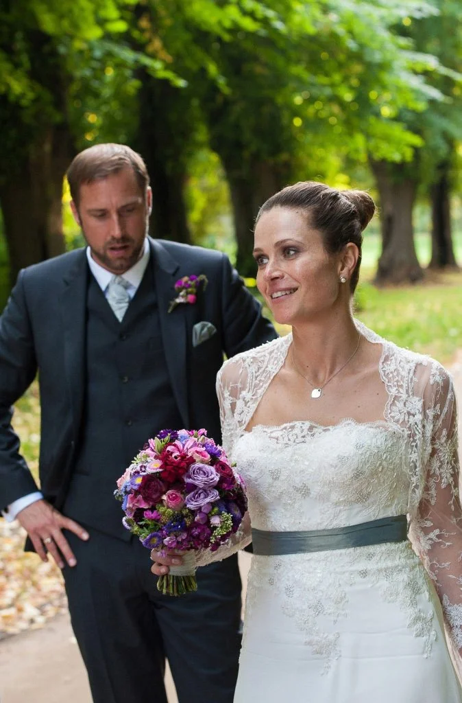 Die Braut mit Brautstrauß im Park vom Schloß Weissenhaus Grand Village Resort am Weissenhäuser Strand an der Ostsee beim Hochzeitsfotograf Hamburg
