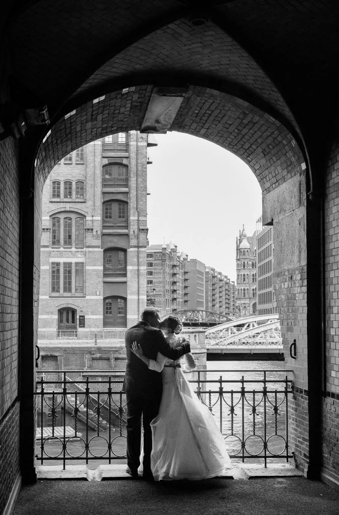 Hochzeitskuß am kleinen Fleet mit Blick auf den Wandrahmsfleet in der Hamburger Speicherstadt. Die Hochzeitsbilder vom Hochzeitsfotograf Hamburg