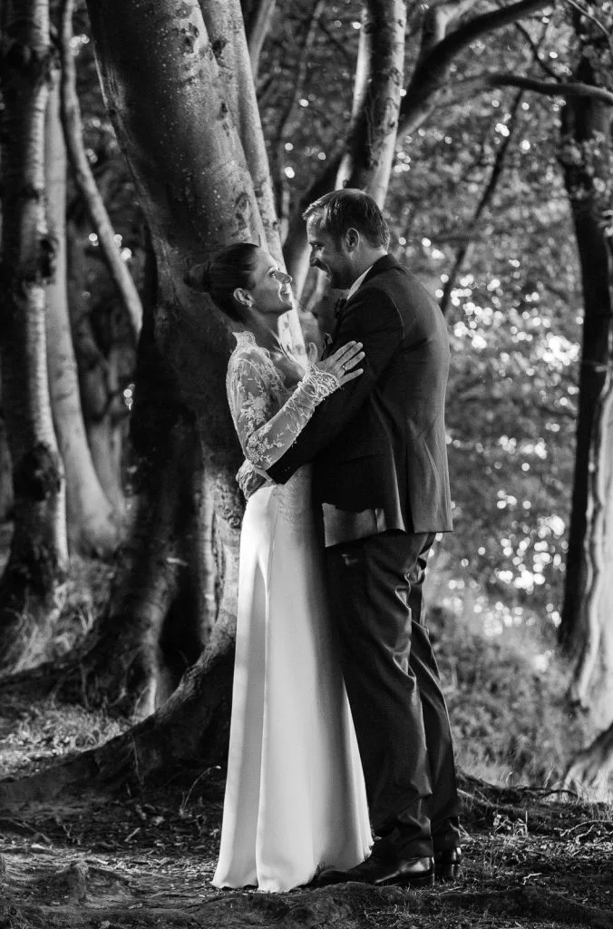 Hochzeitspaar umarmt sich bei den Brautpaarfotos im Märchenwald am Weissenhäuser Strand an der Ostsee beim Hochzeitsfotograf Hamburg