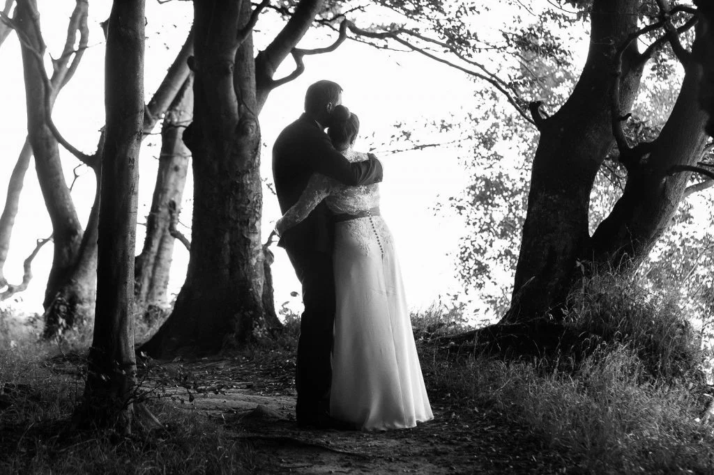 Verträumtes Hochzeitspaar wandelt durch den märchenhaften Hochuferwald am Weissenhäuser Strand an der Ostsee beim Hochzeitsfotograf Hamburg