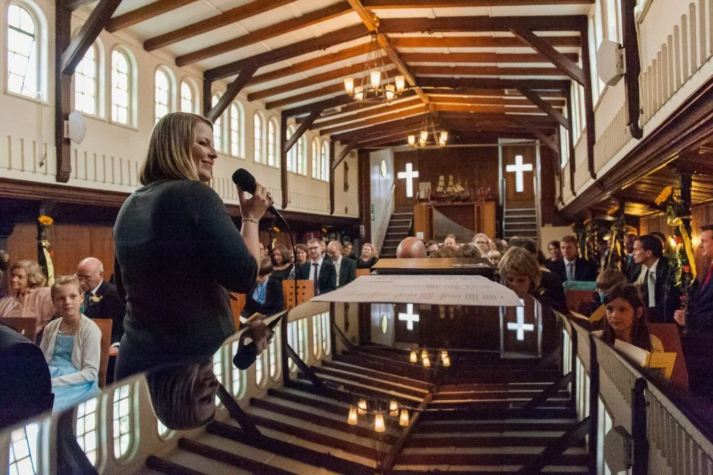 Mit Live Musik beginnt die Trauzeremonie in der Flußschifferkirche. Die Hochzeitsbilder vom Hochzeitsfotograf Hamburg