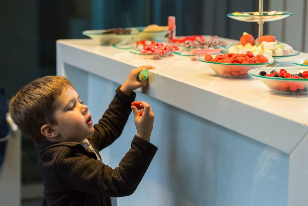 Kleiner Junge am Süßigkeiten Büfett im Restaurant Kai 10. Die Hochzeitsbilder vom Hochzeitsfotograf Hamburg
