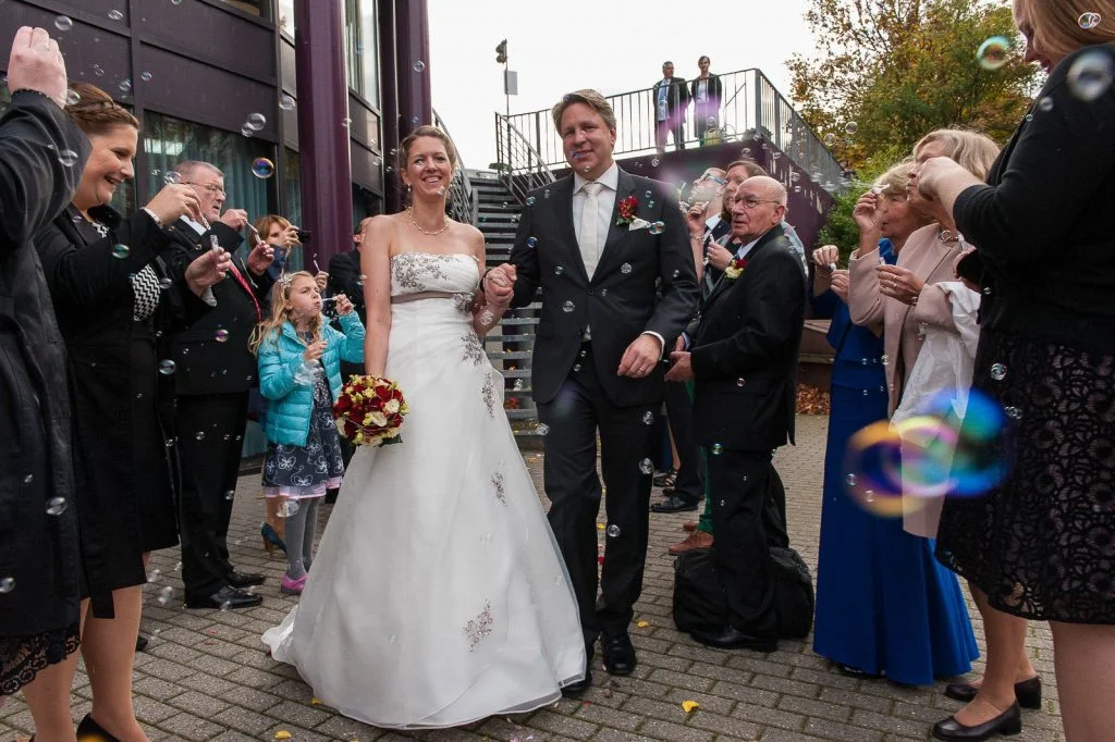 Am Kai 10 wird das Hochzeitspaar mit einem Meer aus Seifenblasen von den Hochzeitsgästen begrüßt. Die Hochzeitsbilder vom Hochzeitsfotograf Hamburg