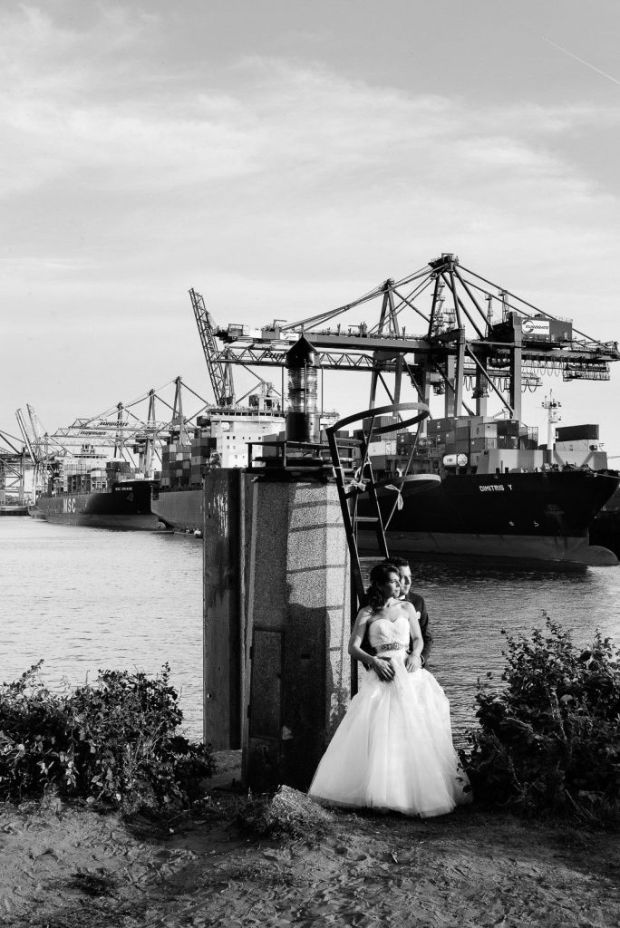 Das Hochzeitspaar genießt die Abendsonne im Containerhafen am Eurokai bei Hochzeitsfotografie Hamburg