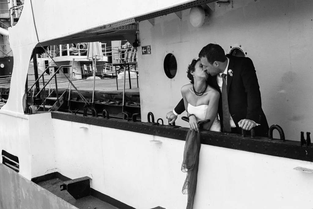 Hochzeitspaar beim Hochzeitskuß an der Reling des historischen Frachters MS BLeichen im Hansahafen Hochzeitspaar schlendert über die Kaianlagen am Australiakai im Hamburger Hafen beim Hochzeitsshooting mit dem Hochzeitsfotograf Hamburg