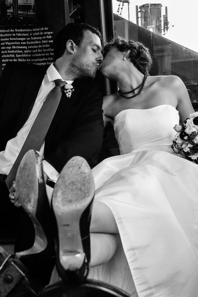 Küssendes Hochzeitspaar in der Krankanzel im Hafenmuseum Hamburg beim Hochzeitsshooting mit dem Hochzeitsfotograf Hamburg