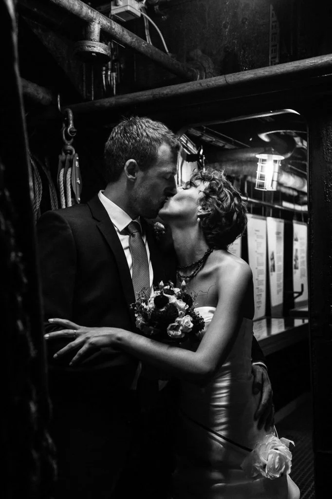 Hochzeitskuß im Bauch des historischen Frachters MS Bleichen im Hafenmuseum Hamburg im Hansahafen beim Hochzeitsshooting mit dem Hochzeitsfotograf Hamburg