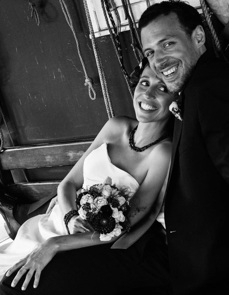 Glückliches Hochzeitspaar im Hafenmuseum Hamburg am Hansahafen beim Hochzeitsshooting mit dem Hochzeitsfotograf Hamburg