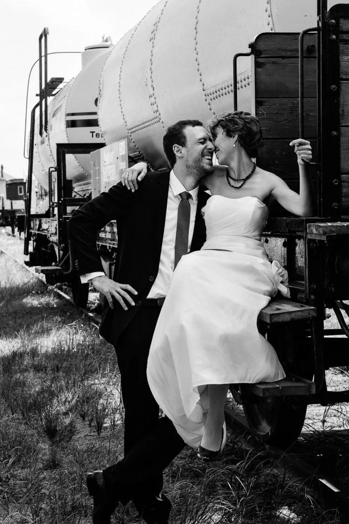 Hochzeitspaar flörtet an den historischen Kaianlagen im Hansahafen beim Hochzeitsshooting mit dem Hochzeitsfotograf Hamburg