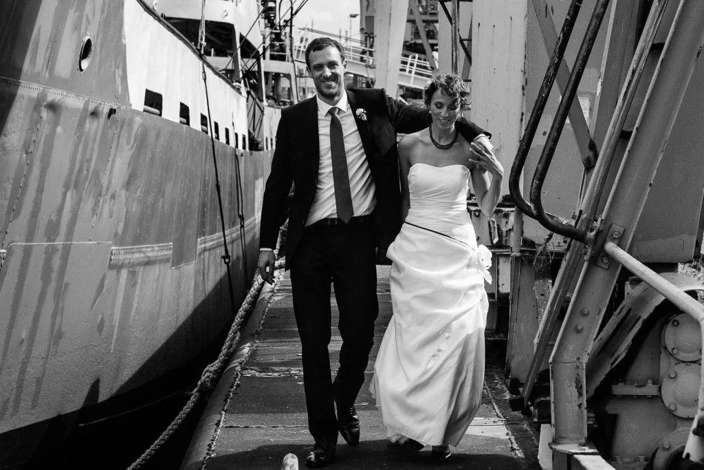 Hochzeitspaar schlendert über die Kaianlagen am Australiakai im Hamburger Hafen beim Hochzeitsshooting mit dem Hochzeitsfotograf Hamburg
