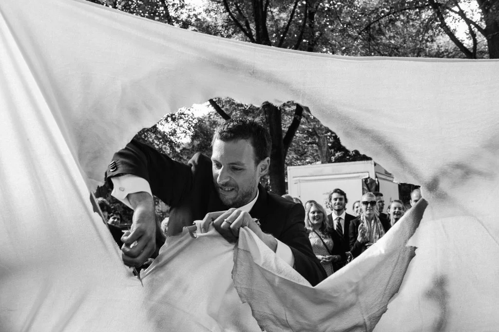Bräutigam schneidet ein großes Herz aus vor der Sankt Gertrud Kirche in Hamburg HohenfeldeHochzeitspaar schlendert über die Kaianlagen am Australiakai im Hamburger Hafen beim Hochzeitsshooting mit dem Hochzeitsfotograf Hamburg HohenfeldeHochzeitspaar schlendert über die Kaianlagen am Australiakai im Hamburger Hafen beim Hochzeitsshooting mit dem Hochzeitsfotograf Hamburg