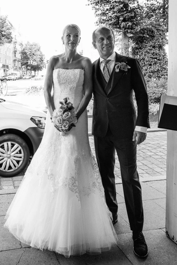 Das Hochzeitspaar wartet am Eingang der Eppendorfer Hochzeitskirche Sankt Johannis auf den Beginn der Trauzeremonie beim Hochzeitsfotograf Hamburg