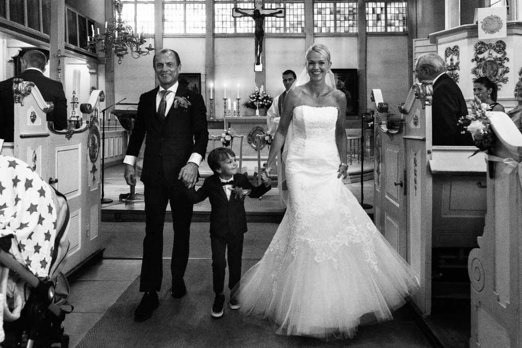 Das Brautpaar beim Auszug aus der Eppendorfer Hochzeitskirche Sankt Johannis beim Hochzeitsfotograf Hamburg