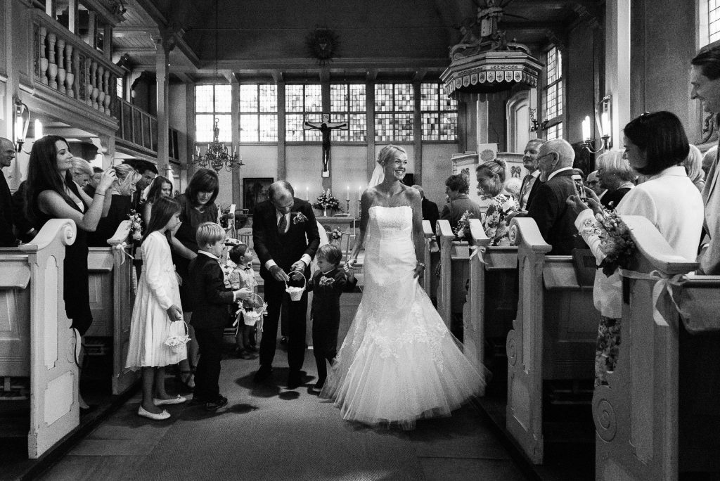 Das Brautpaar beim Auszug aus der Eppendorfer Hochzeitskirche Sankt Johannis beim Hochzeitsfotograf Hamburg