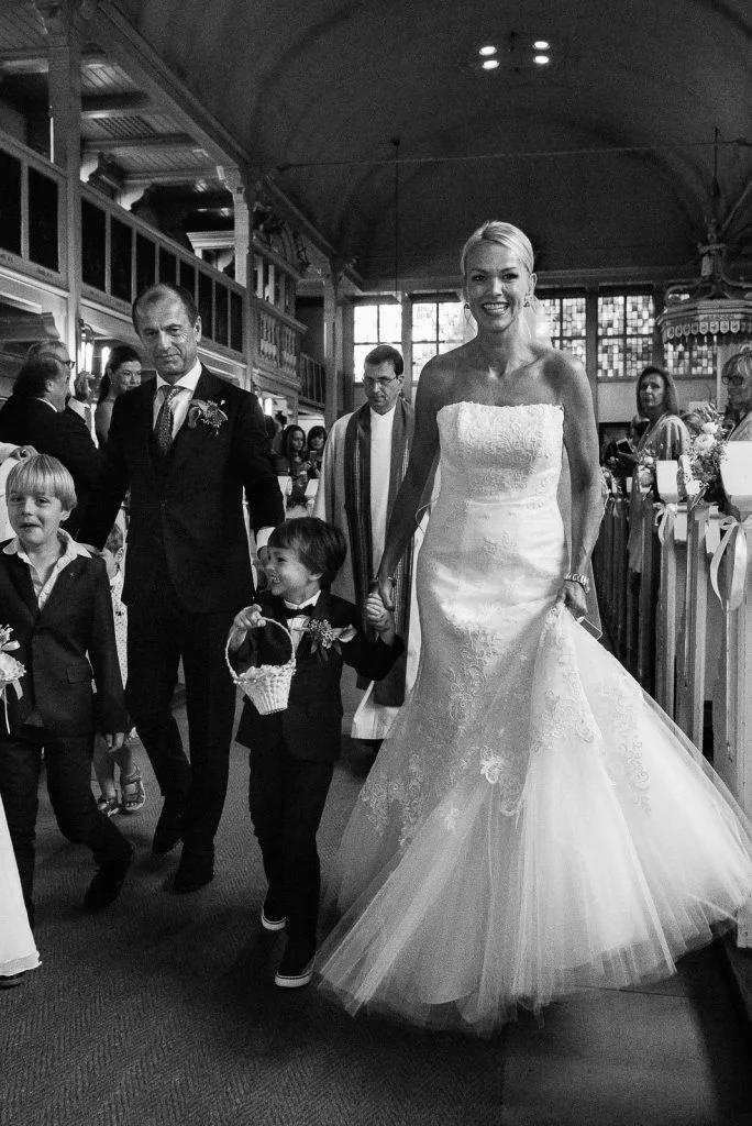 Das Brautpaar beim Auszug aus der Eppendorfer Hochzeitskirche Sankt Johannis beim Hochzeitsfotograf Hamburg