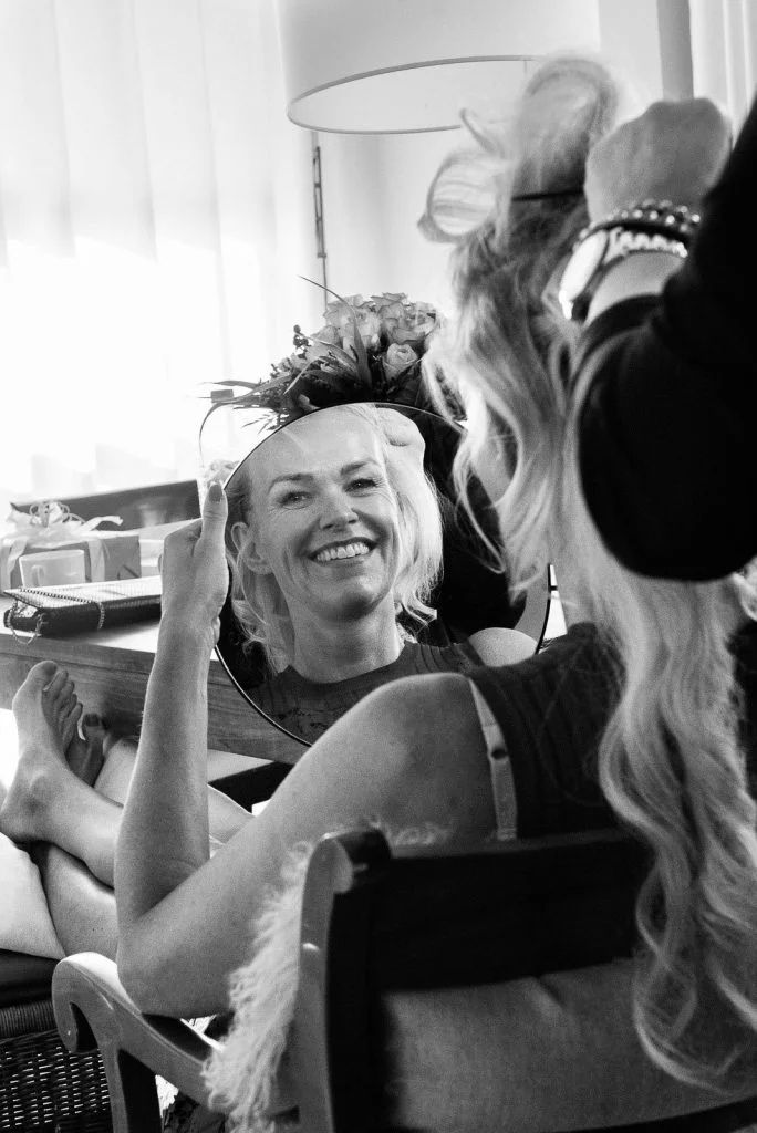 Die Hairstylistin bei der Arbeit an der Hochzeitsfrisur am Morgen des schönsten Tag im Leben beim Hochzeitsfotograf Hamburg