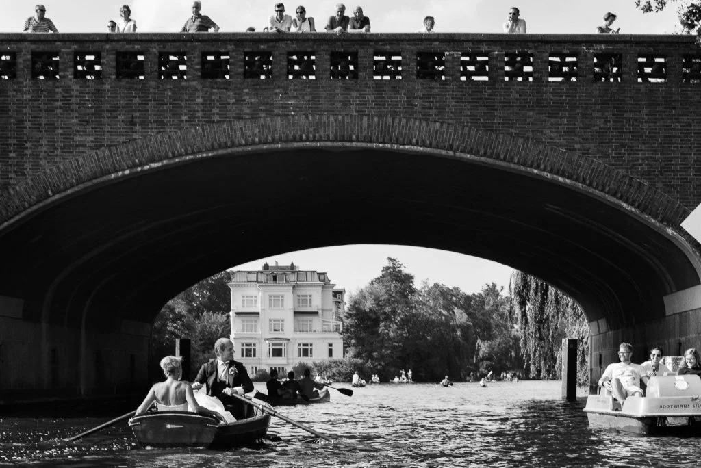 Das Hochzeitspaar beim Bootsausflug im Ruderboot auf der Außenalster an der Krugkoppelbrücke beim Hochzeitsfotograf Hamburg