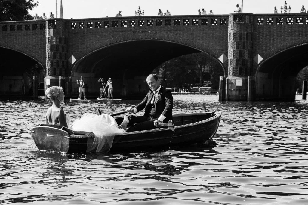 Das Hochzeitspaar beim Bootsausflug im Ruderboot auf der Außenalster an der Krugkoppelbrücke beim Hochzeitsfotograf Hamburg