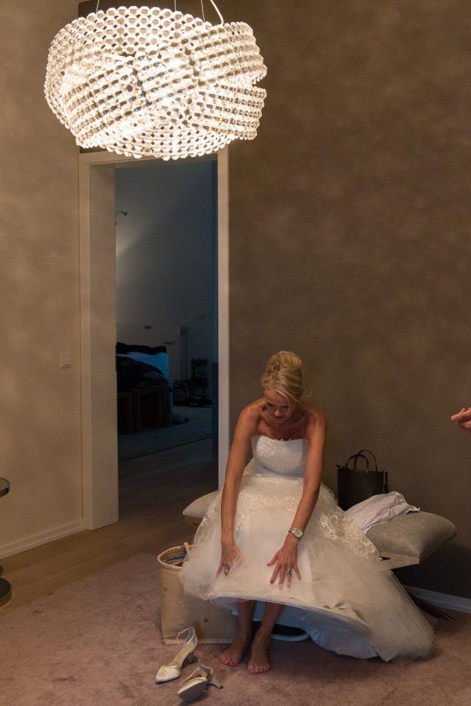 Die Braut beim Einkleiden für den schönsten Tag im Leben beim Hochzeitsfotograf Hamburg