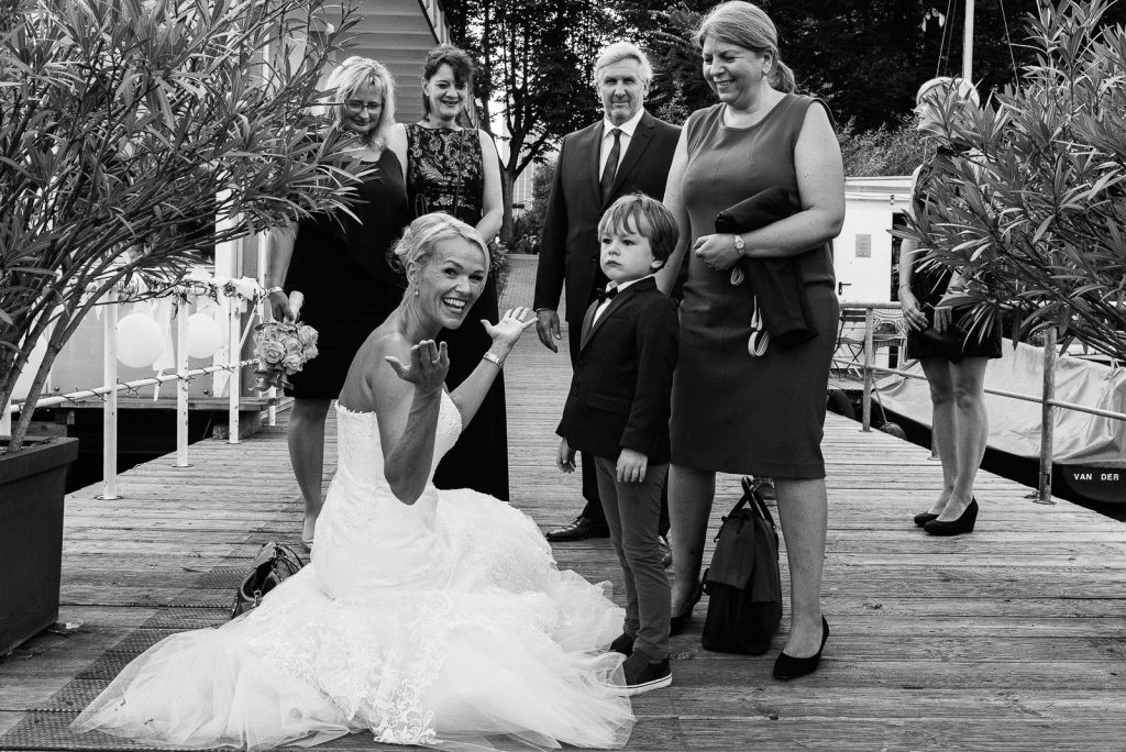Die Braut empfängt ihre Hochzeitsgäste auf dem Anleger vom Restaurante Portonovo am Alsteufer auf der Außenalster am Rothenbaum beim Hochzeitsfotograf Hamburg