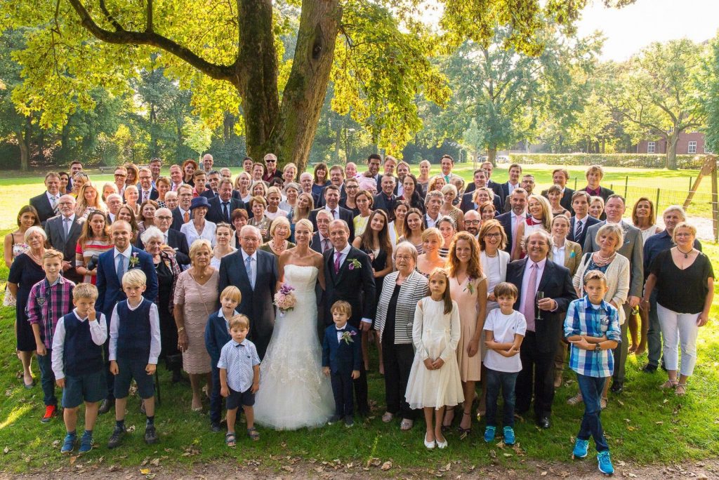 Gruppenbild der Hochzeitsgesellschaft im Seelemannpark an der Eppendorfer Hochzeitskirche Sankt Johannis beim Hochzeitsfotograf Hamburg