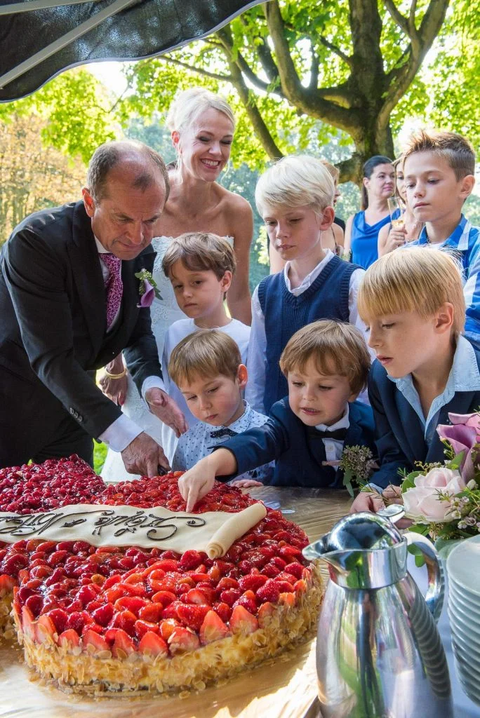 Die Hochzeitstorte wird angeschnitten im Seelemannpark bei der Eppendorfer Hochzeitskirche beim Hochzeitsfotograf Hamburg