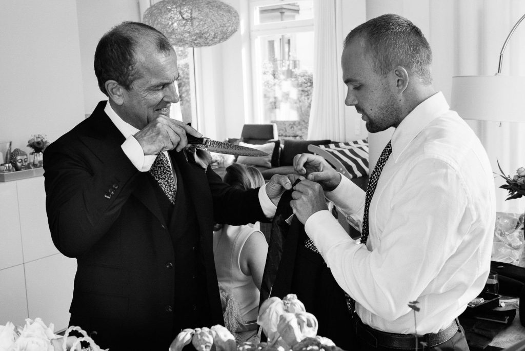 Brautvater und Sohn beim Ankleiden beim Hochzeitsfotograf Hamburg