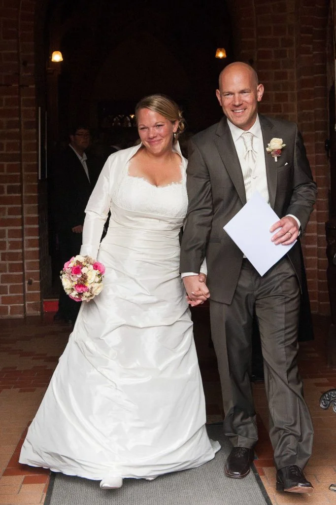 Hochzeitspaar Hand in Hand beim Auszug aus der Sankt Marien Kirche in Röbel an der Müritz in Mecklenburg Vorpommern beim Hochzeitsfotograf Landhochzeit Hamburg