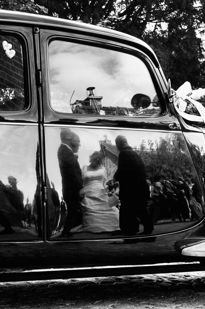 Hochzeitspaar am Hochzeitsauto Citroen Gangsterlimosine CV11 bei der Landhochzeit in Röbel an der Müritz in Mecklenburg Vorpommern beim Hochzeitsfotograf Landhochzeit Hamburg