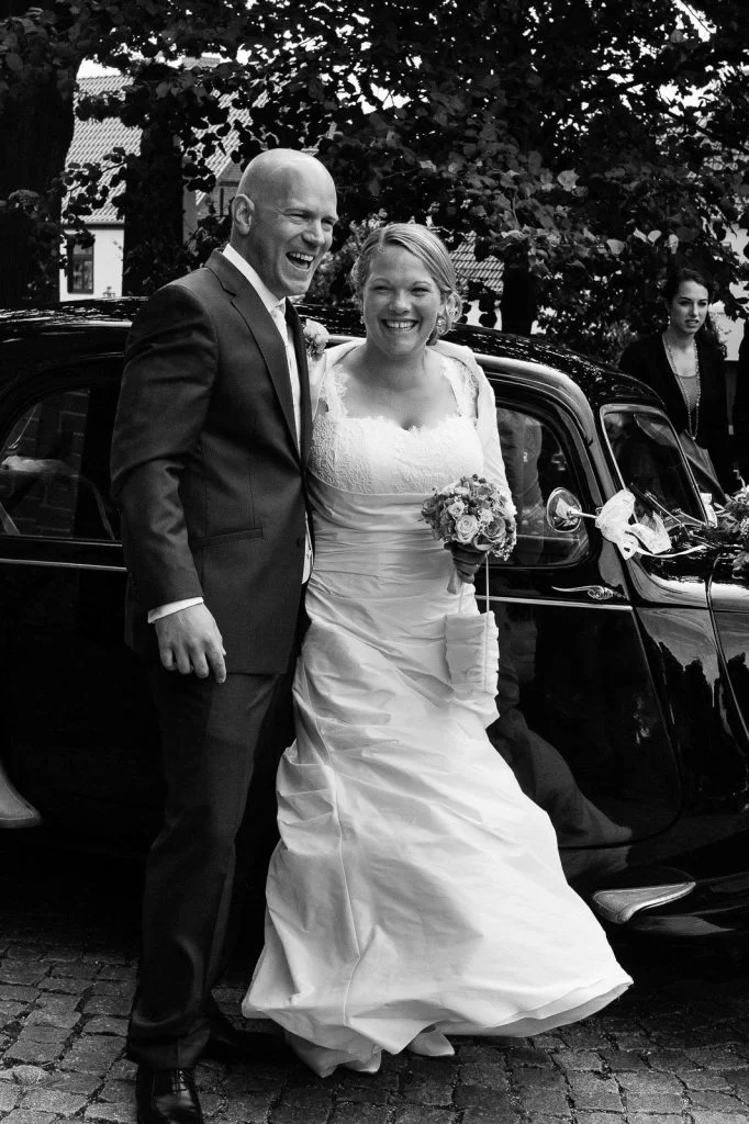 Hochzeitspaar am Hochzeitsauto Citroen Gangsterlimosine CV11 bei der Landhochzeit in Röbel an der Müritz in Mecklenburg Vorpommern beim Hochzeitsfotograf Landhochzeit Hamburg