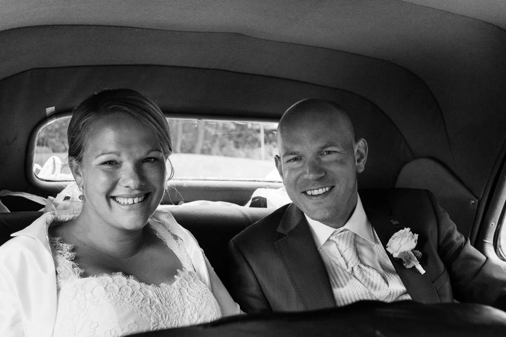 Hochzeitspaar im Hochzeitsauto Citroen Gangsterlimosine CV11 bei der Landhochzeit in Röbel an der Müritz in Mecklenburg Vorpommern beim Hochzeitsfotograf Landhochzeit Hamburg