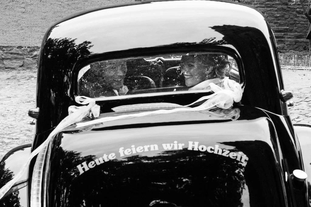 Hochzeitspaar im Hochzeitsauto Citroen Gangsterlimosine CV11 bei der Landhochzeit in Röbel an der Müritz in Mecklenburg Vorpommern beim Hochzeitsfotograf Landhochzeit Hamburg