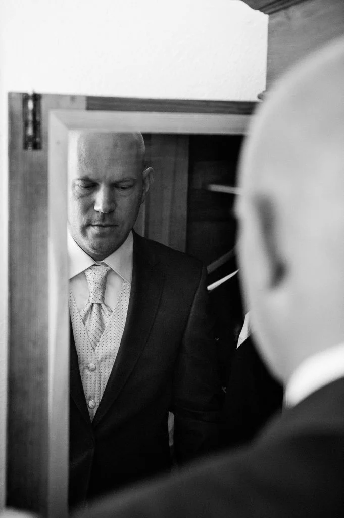 Bräutigam beim Ankleiden auf der Landhochzeit am Gutshof Woldzegarten in Mecklenburg Vorpommern beim Hochzeitsfotograf Landhochzeit Hamburg