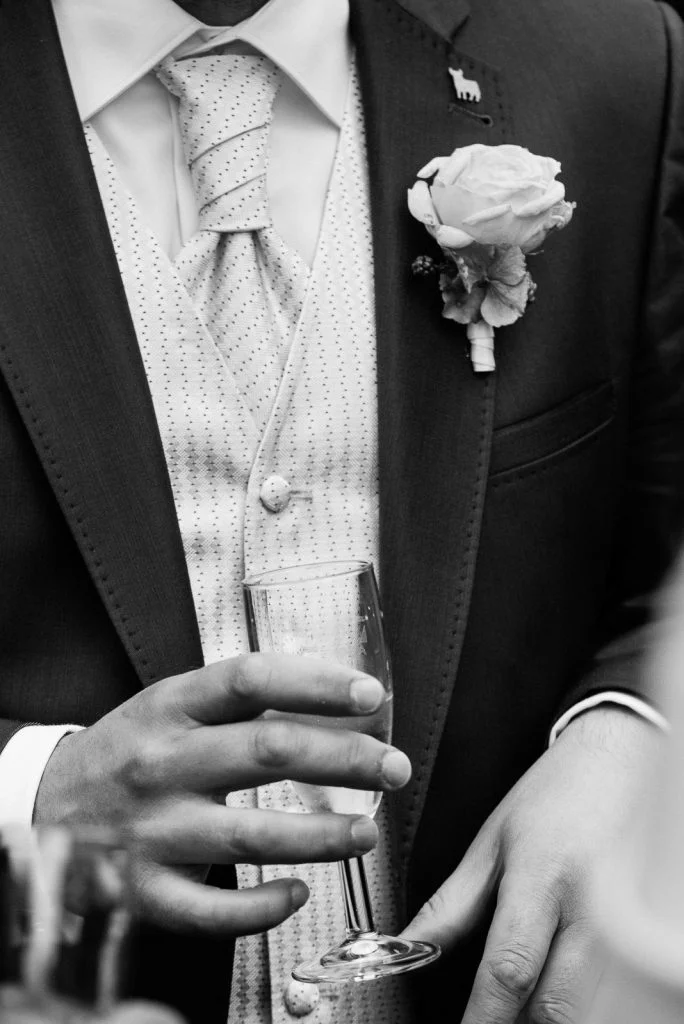 Close up vom Hochzeitsanzug bei der Landhochzeit in Mecklenburg Vorpommern beim Hochzeitsfotograf Landhochzeit Hamburg