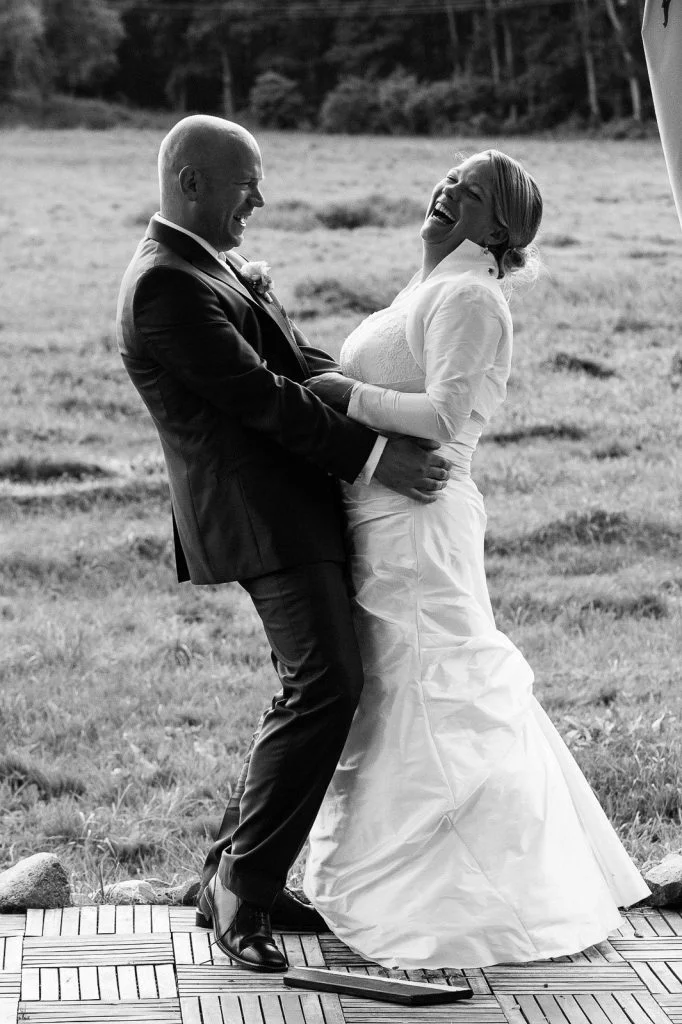 Hochzeitspaar hat viel Spaß bei den Brautpaarfotos im Park vom Gutshof Woldzegarten in Mecklenburg Vorpommern beim Hochzeitsfotograf Landhochzeit Hamburg