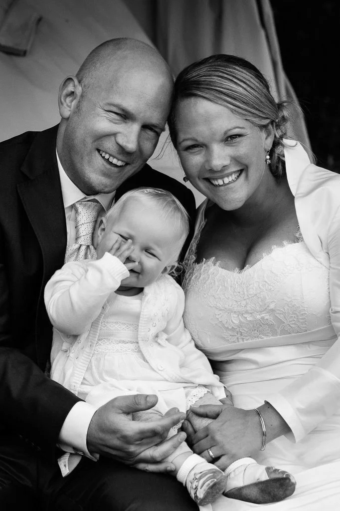 Hochzeitsfoto vom Hochzeitspaar bei der Landhochzeit im Parl vom Gutshof Woldzegarten in Mecklenburg Vorpommern beim Hochzeitsfotograf Landhochzeit Hamburg