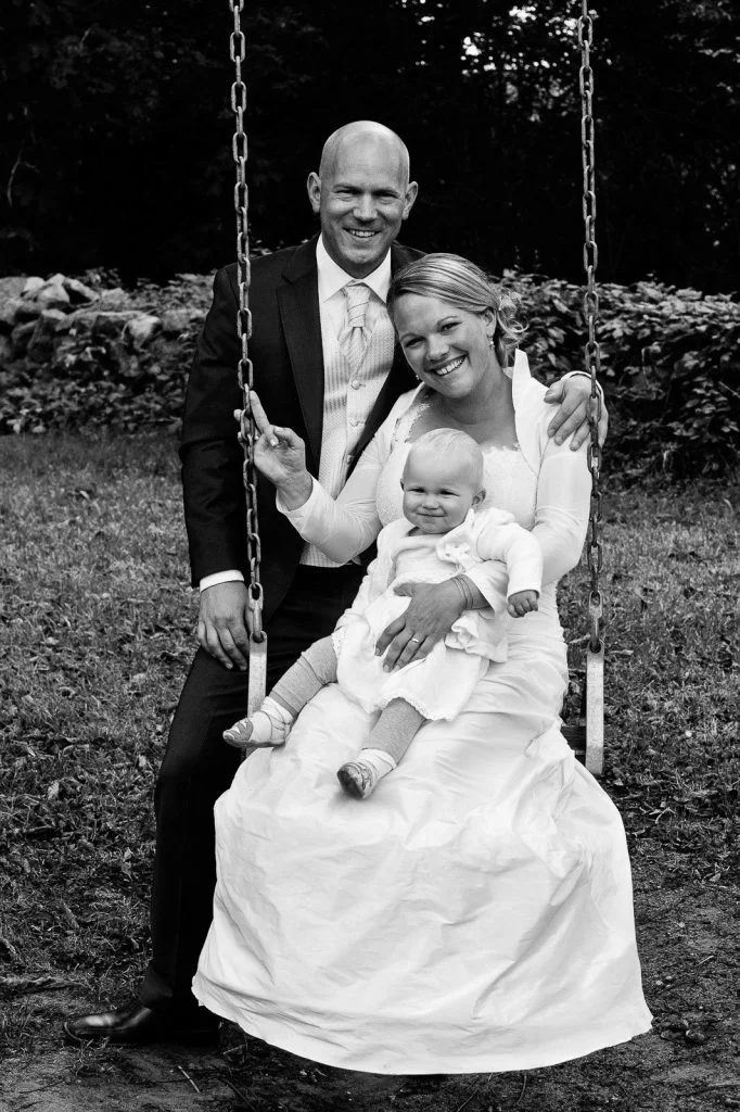 Braut, Bräutigam und Hochzeitskind auf der Baumschaukel bei der Landhochzeit im Parl vom Gutshof Woldzegarten in Mecklenburg Vorpommern beim Hochzeitsfotograf Landhochzeit Hamburg