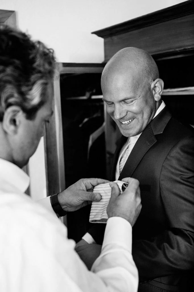 Bräutigam beim Ankleiden auf der Landhochzeit am Gutshof Woldzegarten in Mecklenburg Vorpommern beim Hochzeitsfotograf Landhochzeit Hamburg