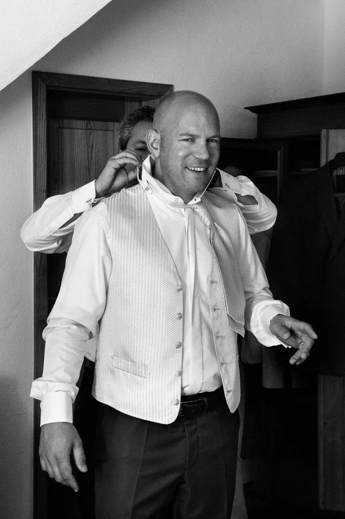 Bräutigam beim Ankleiden auf der Landhochzeit am Gutshof Woldzegarten in Mecklenburg Vorpommern beim Hochzeitsfotograf Landhochzeit Hamburg