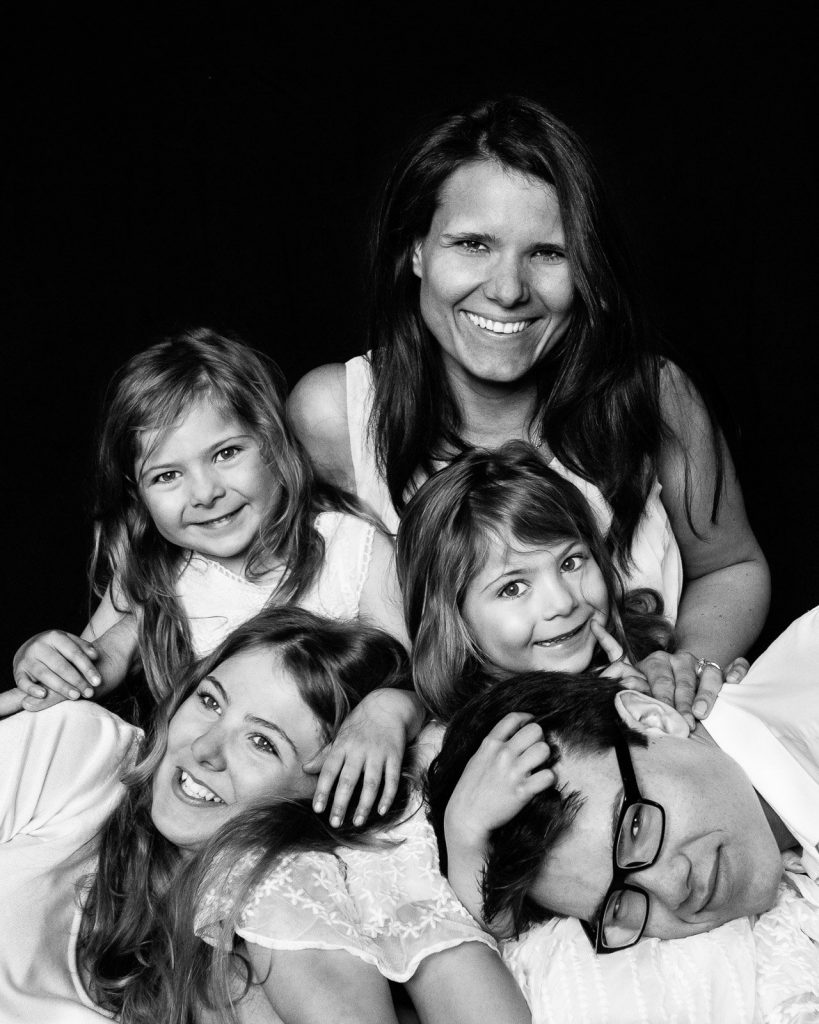 Mama mit ihren vier Kindern bei der Kinderfotografie zuhause in Hamburg Winterhude