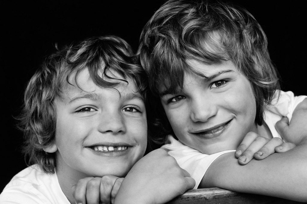 Zwei Brüder halten sich im Arm bei der Kinderfotografie in Hamburg Altona