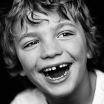 Lachender Junge bei der Kinderfotografie zuhause in Hamburg Altona
