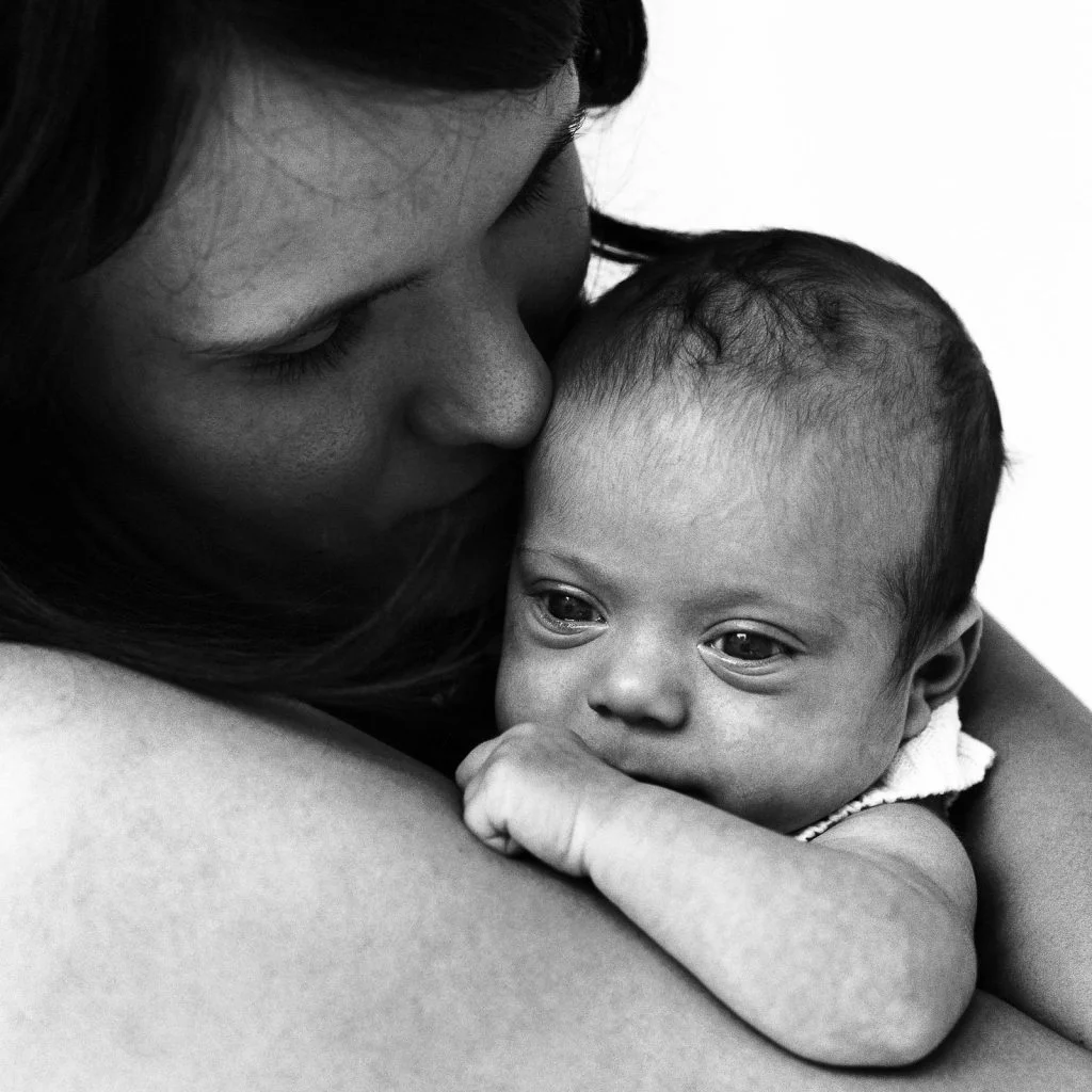 Mama und Baby kuscheln am Arm der Mama beim Baby Shooting in Hamburg Harvestehude