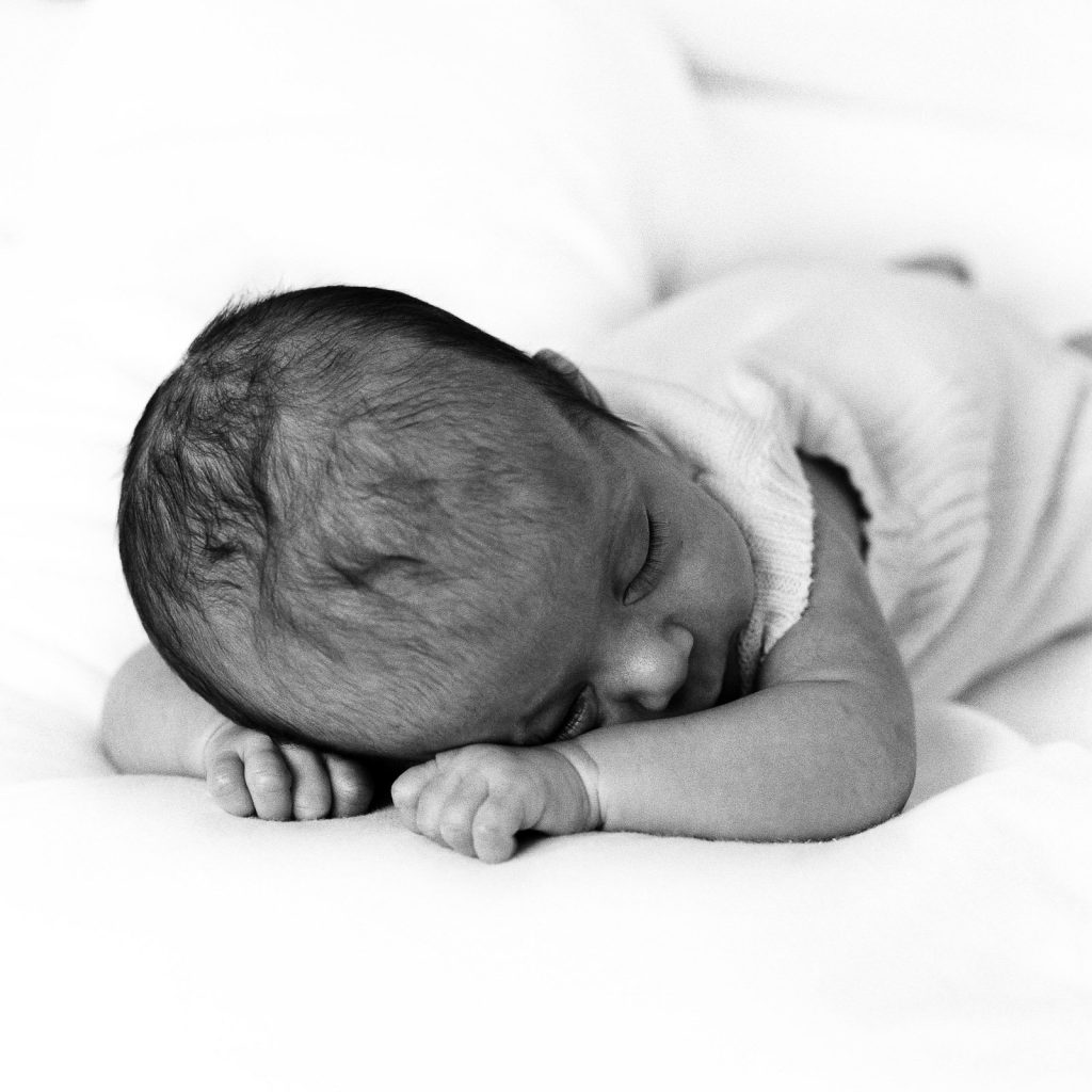 Baby schläft auf dem Bauch auf der Decke beim Baby Shooting in Hamburg Harvestehude